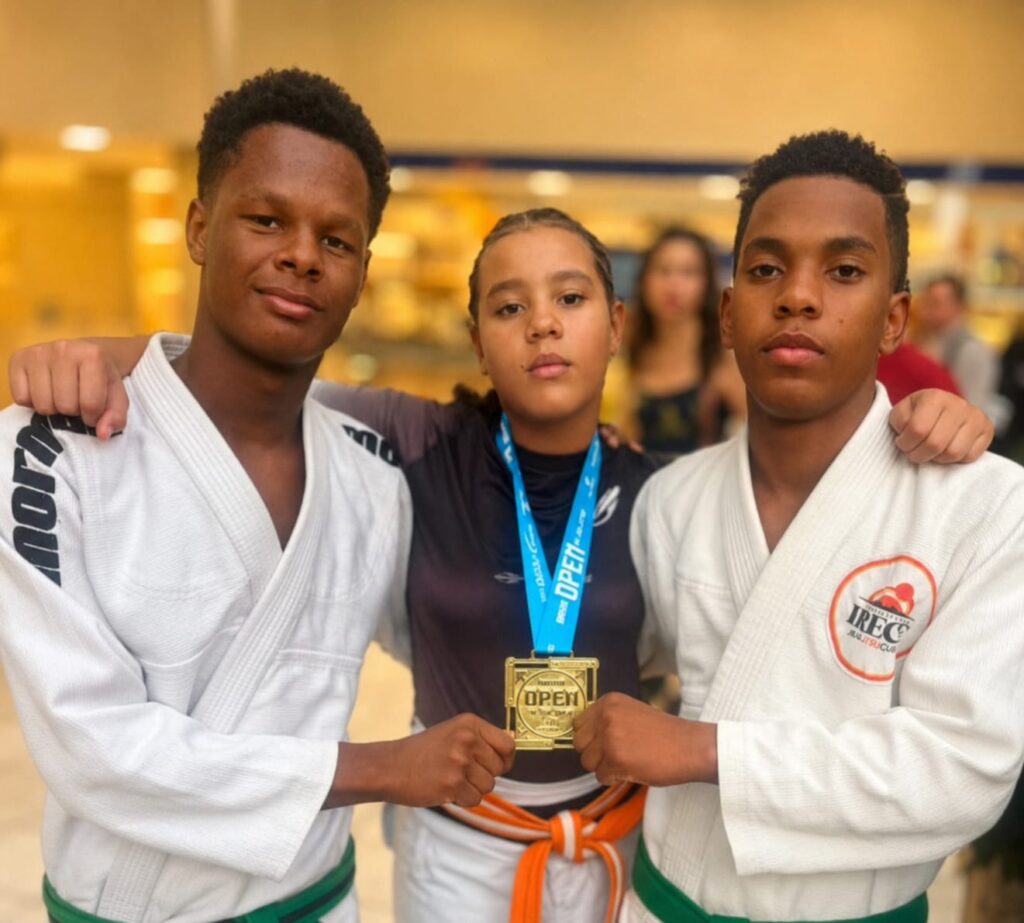 Vallentina Fonseca, atleta de Irecê, comemora a conquista da medalha de ouro no Campeonato Baiano de Jiu-Jitsu durante o Bahia Open.