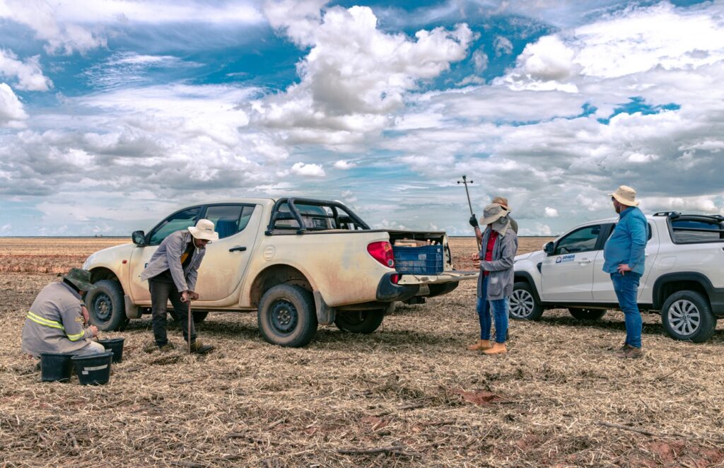 Representantes da Abapa e da Embrapa durante reunião em Luís Eduardo Magalhães para definir novas pesquisas voltadas à inovação, sustentabilidade e desenvolvimento da cotonicultura no Oeste da Bahia.