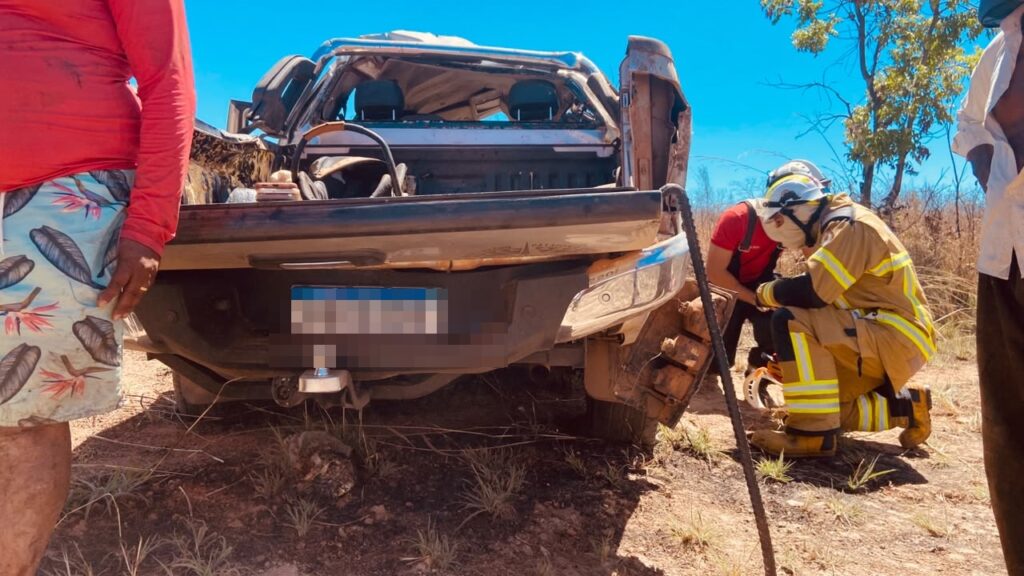 Equipes de emergência atendem acidente envolvendo veículo na BR-135, entre Barreiras e Riachão das Neves, no Oeste da Bahia.