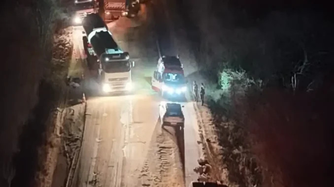 Duas carretas ficam danificadas após grave acidente na BR-242, em Muquém do São Francisco, no oeste da Bahia.