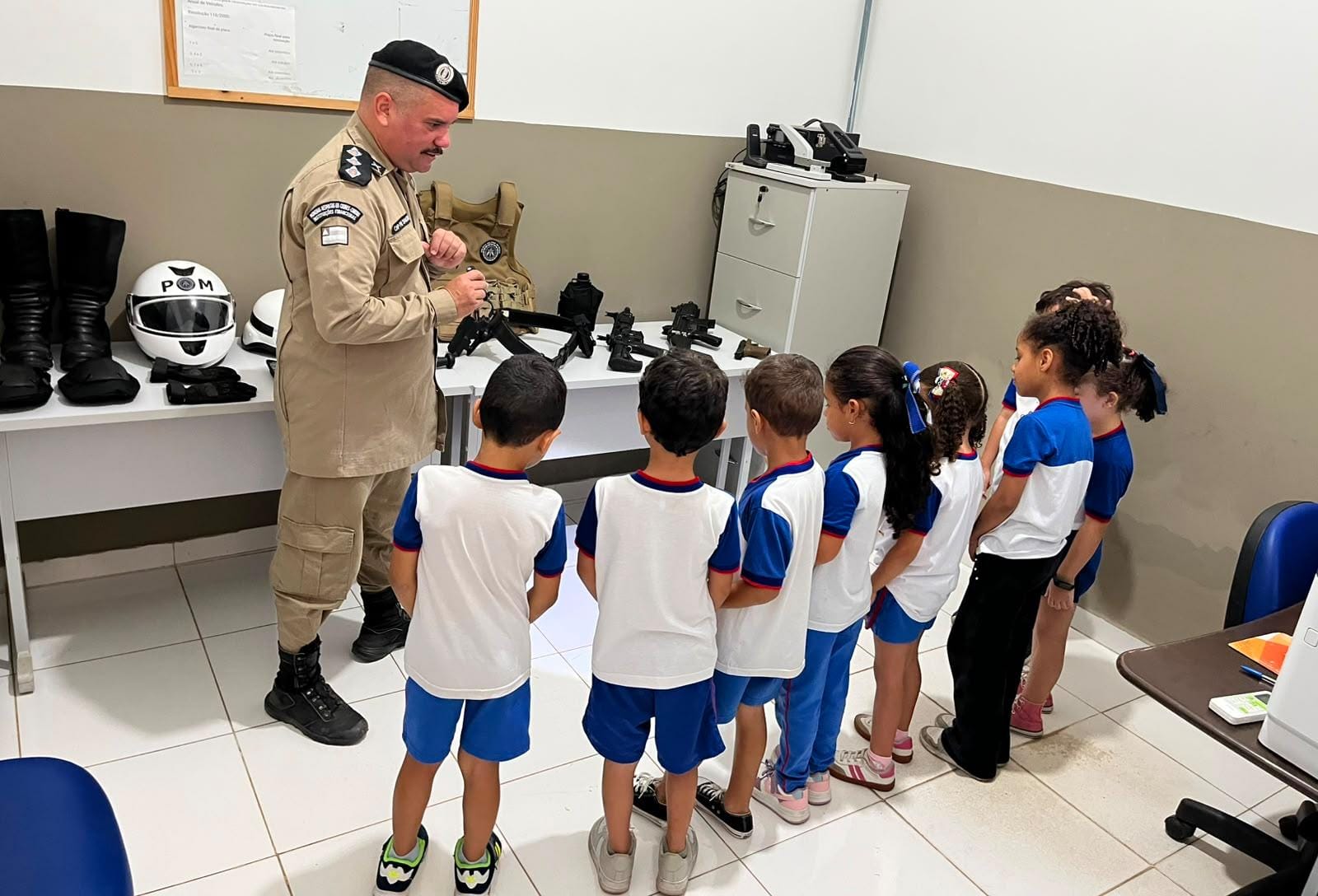 Alunos da Escola da Terra durante visita à sede da 4ª Companhia do 27º BPM em São Desidério.