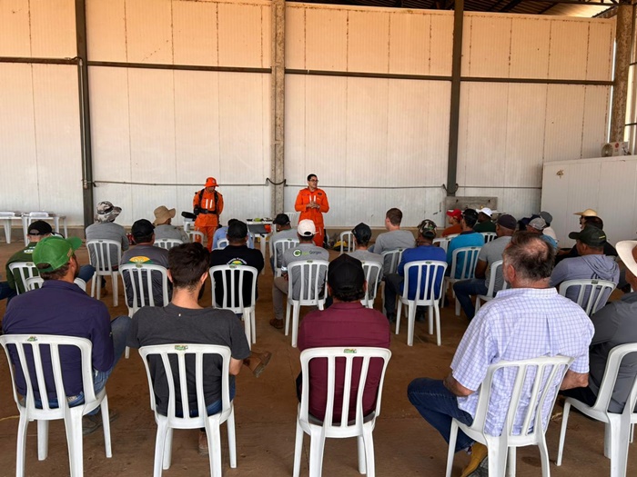 Equipe participa de capacitação para prevenção e combate a incêndios florestais em propriedade rural de Formosa do Rio Preto, na Bahia.