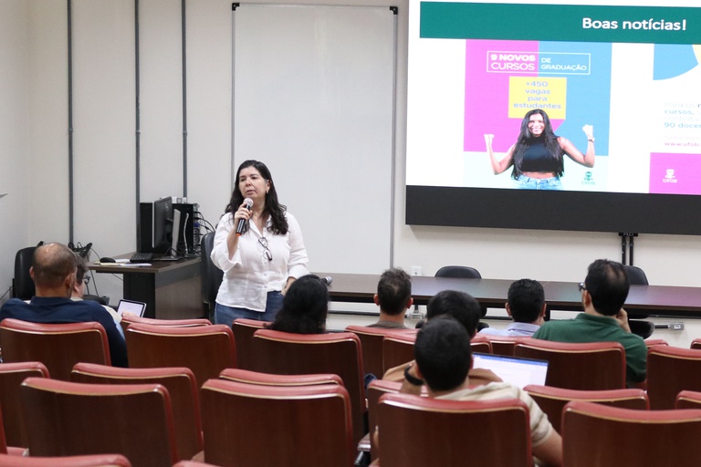 Coordenadores de cursos, docentes e técnicos da UFOB durante encontro acadêmico em Barreiras.