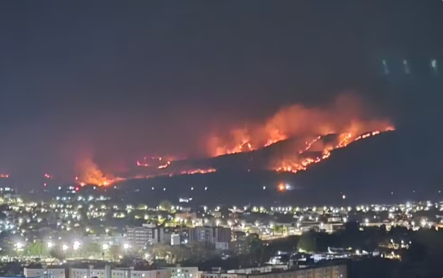 Incêndio atinge área de vegetação na Serra da Bandeira, próxima a condomínios residenciais em Barreiras, no oeste da Bahia.