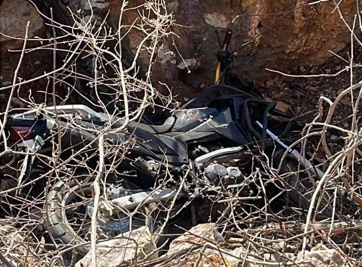 Motocicleta do advogado Gabriel da Silva Alves encontrada abandonada em um terreno baldio em Xique-Xique.