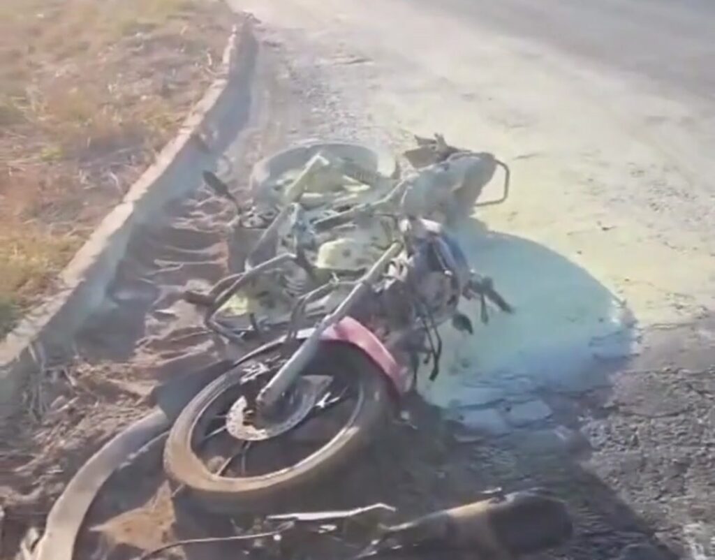 Motocicleta envolvida em acidente com carreta na BR-242, em Barreiras, no oeste da Bahia.