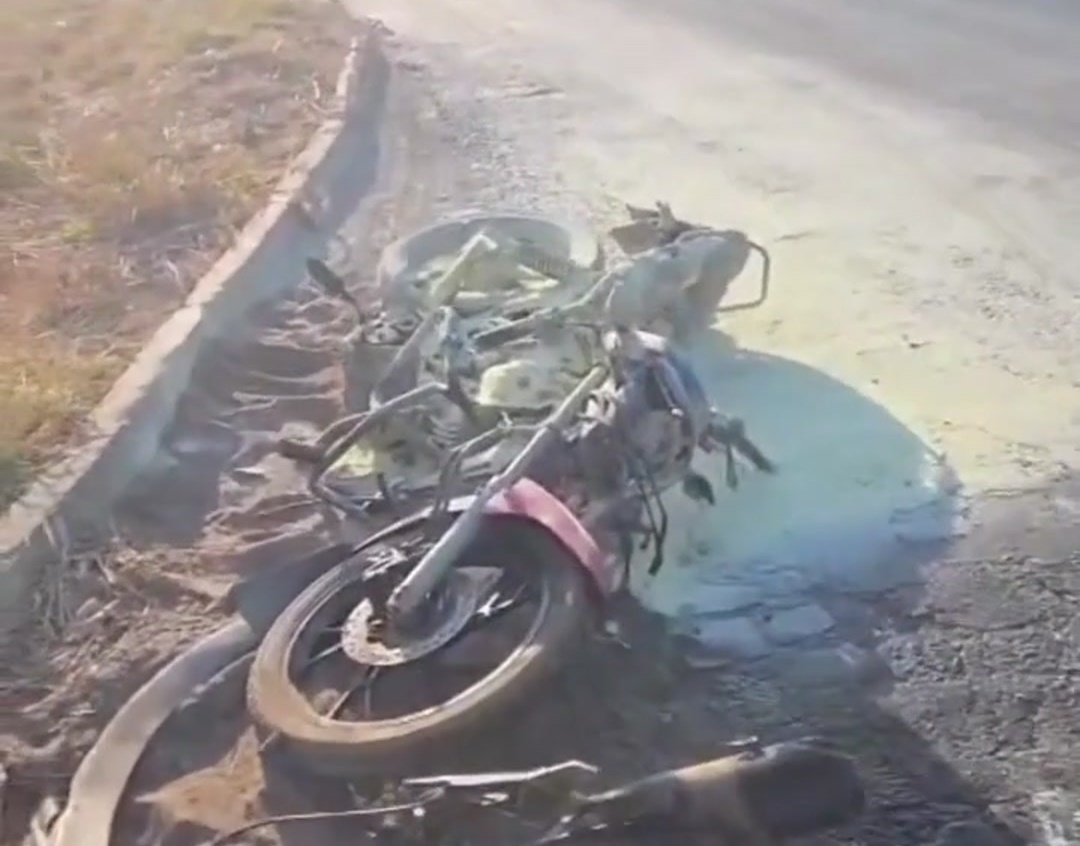 Motocicleta envolvida em acidente com carreta na BR-242, em Barreiras, no oeste da Bahia.