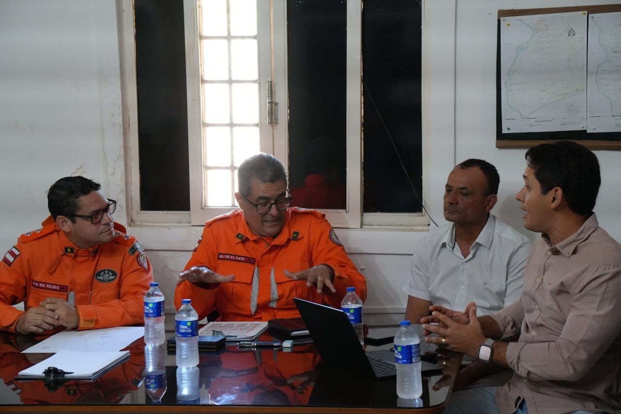 Representantes de órgãos públicos e equipes de emergência durante reunião sobre prevenção e combate a incêndios em Ibotirama.