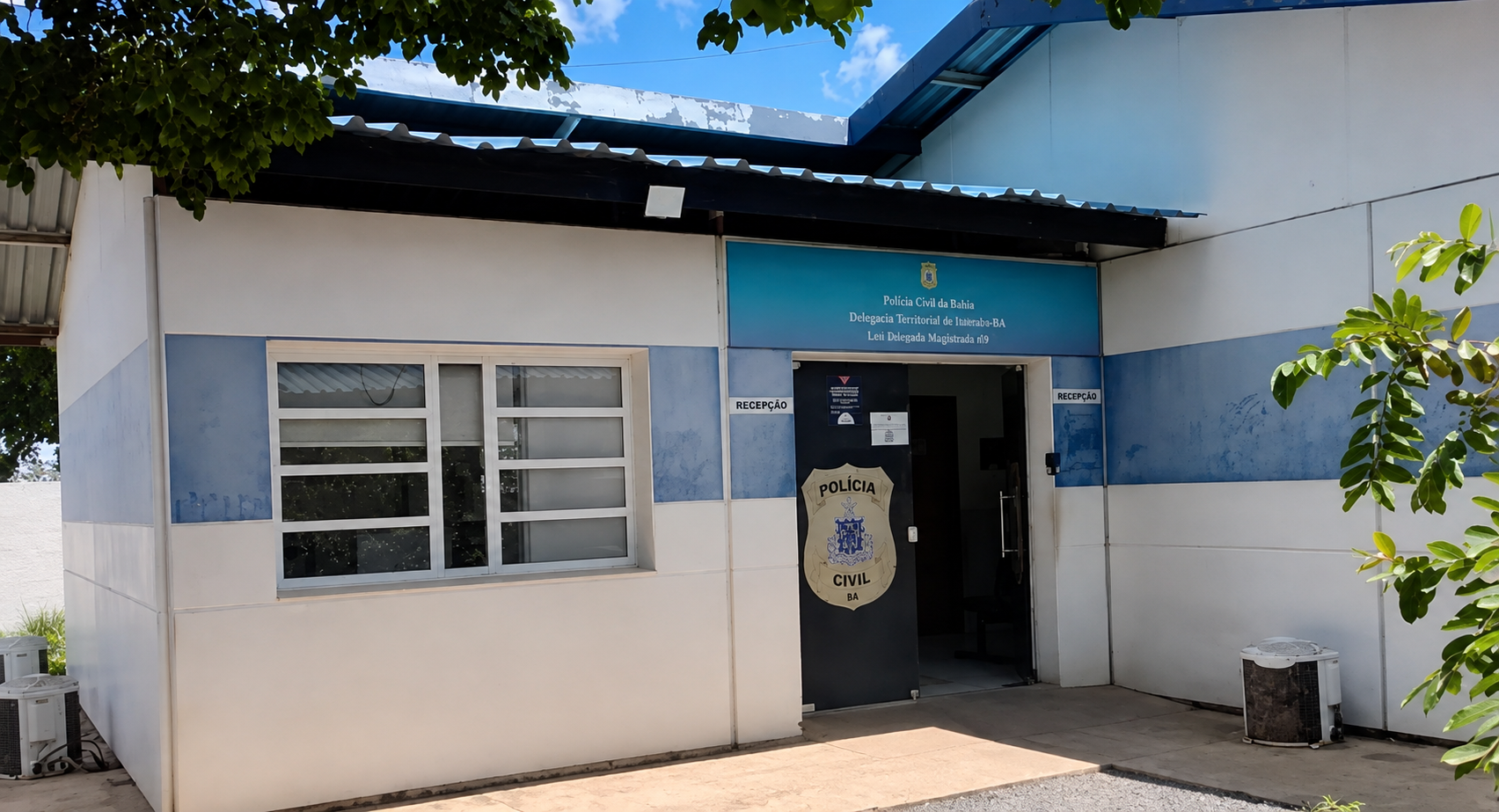Policiais militares abordam homem de 22 anos com mandado de prisão em aberto durante operação no bairro Santa Cruz, em Luís Eduardo Magalhães.