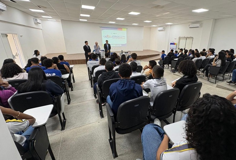 Estudantes da Escola Municipal Celso Barbosa dos Santos participam de palestra do Procon Barreiras sobre direitos do consumidor.