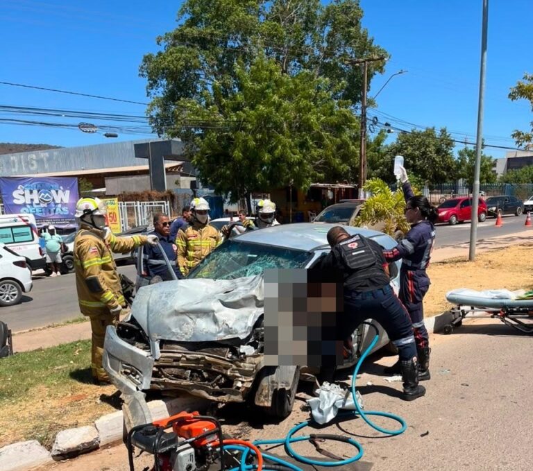 Bombeiros do 17º BBM realizam resgate de vítima presa às ferragens após colisão na BR-242, em Barreiras.