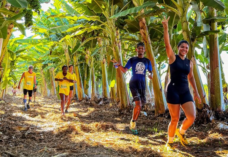 Participantes da 2ª Corrida da Banana durante evento realizado entre os bananais no Perímetro Irrigado Barreiras Norte, em Barreiras.