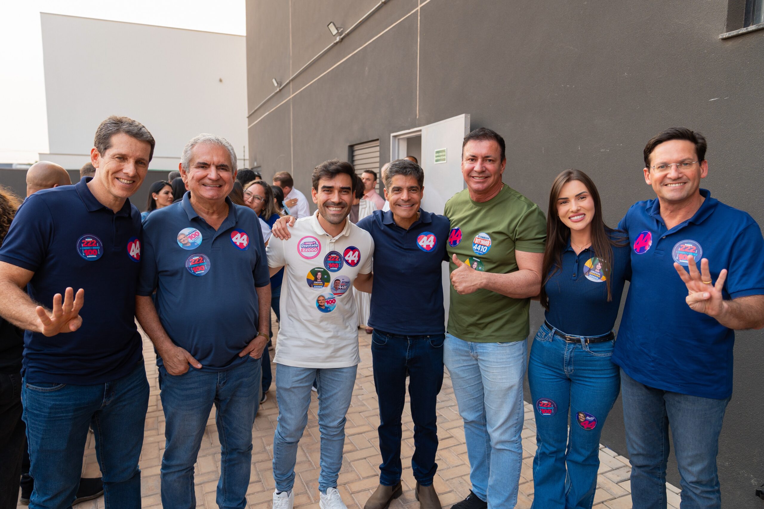 ACM Neto participa de carreata ao lado de lideranças políticas e apoiadores em Luís Eduardo Magalhães.