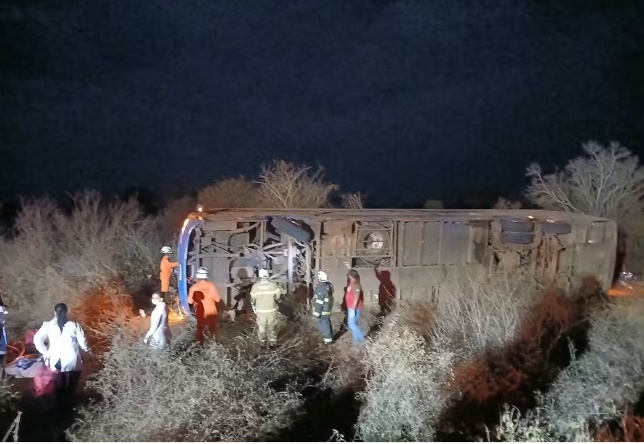 Ônibus tombado na BR-122, próximo a Iraquara, na Bahia, após acidente que deixou oito mortos e 12 feridos.