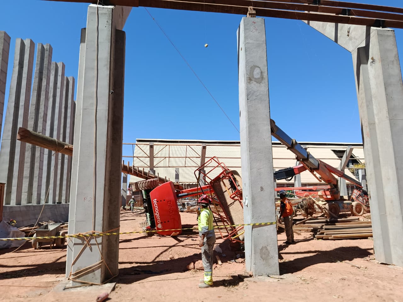 Equipes acompanham ocorrência de acidente durante obra na unidade da Galvani em Luís Eduardo Magalhães.