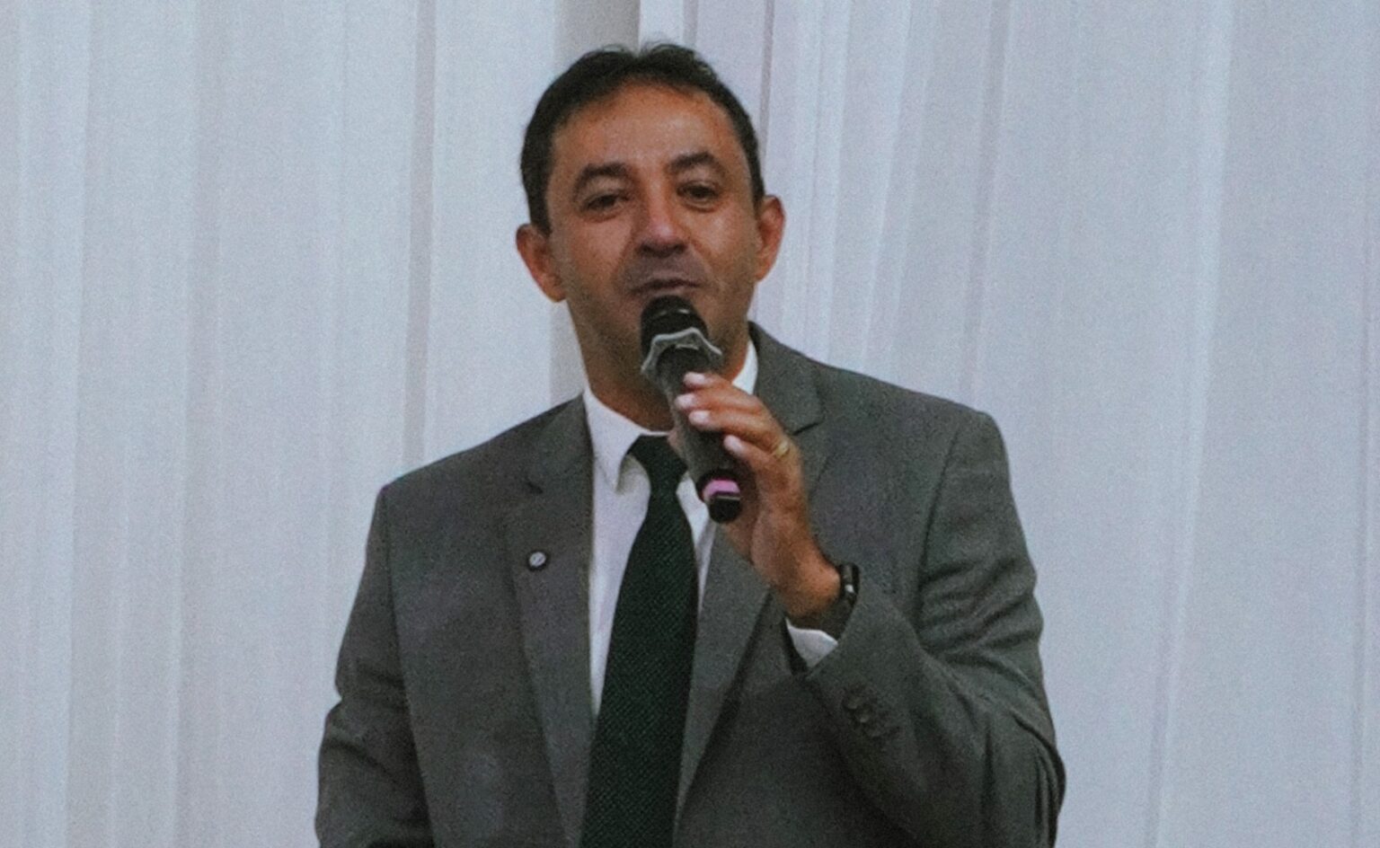 Ade Cerrado durante a eleição da Mesa Diretora da Câmara Municipal de Luís Eduardo Magalhães.
