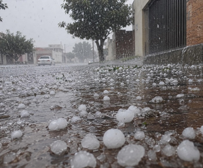 Alerta do Inmet prevê tempestades, ventos fortes, chuva intensa e possibilidade de granizo em oito cidades do Oeste da Bahia.