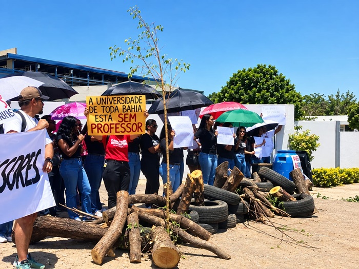 Estudantes de Medicina Veterinária participam de manifestação em frente à UNEB, em Barreiras