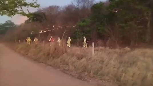 Brigadistas municipais atuam no controle de novos focos de incêndio no Vale da Malhadinha, em Formosa do Rio Preto.