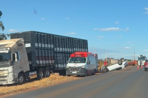 Carro de passeio envolvido em acidente com carreta na BR-242, no setor Industrial de Luís Eduardo Magalhães, no oeste da Bahia.