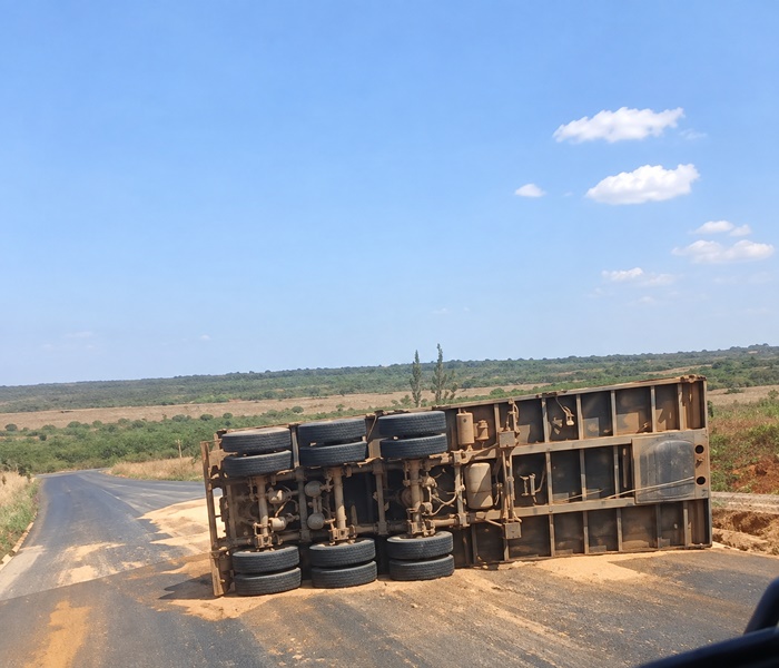 Carreta carregada com grãos tombada na BR-020, próximo a Roda Velha, em São Desidério, no oeste da Bahia.