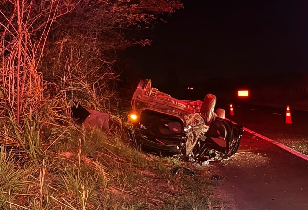 Carro capotado com as quatro rodas para cima após acidente provocado pelo estouro de um pneu na BR-242, em Muquém do São Francisco, no oeste da Bahia.
