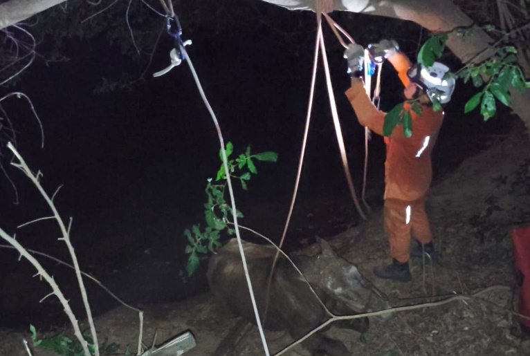 Bombeiros realizam resgate de cavalo atolado em área de lama nos fundos do HO, em Barreiras.