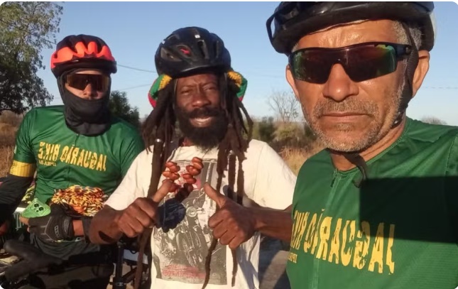 Mecânico Zito Jesus dos Santos e dois amigos durante viagem de bicicleta de Ipirá a Bom Jesus da Lapa, na Bahia.
