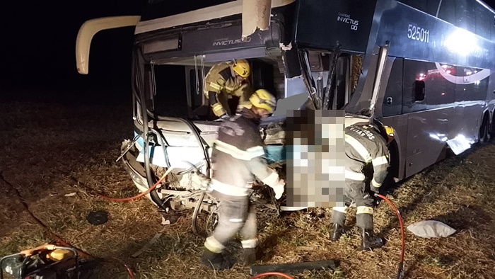 Grave acidente entre uma Saveiro e um ônibus deixa dois motoristas mortos na BR-020, próximo ao distrito de Rosário, no Oeste da Bahia.