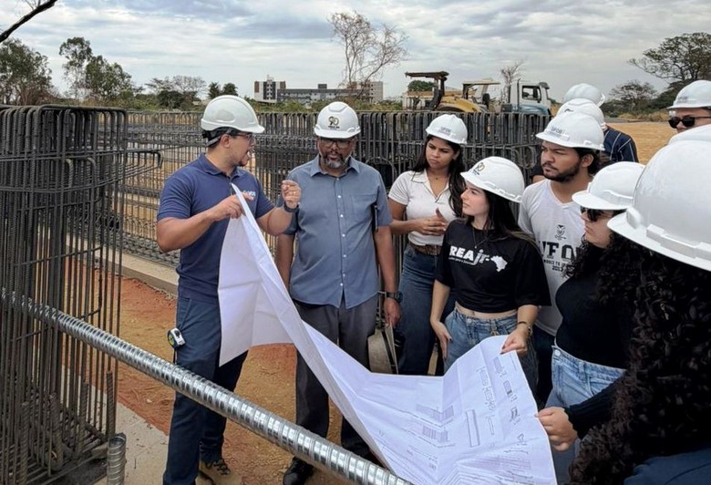 Estudantes de Engenharia da Ufob durante visita técnica às obras da terceira ponte sobre o Rio Grande, em Barreiras.