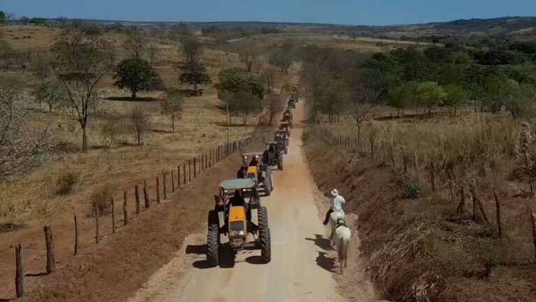 Caravana com 14 tratores percorre estradas do Oeste da Bahia durante expedição entre Correntina e Bom Jesus da Lapa.