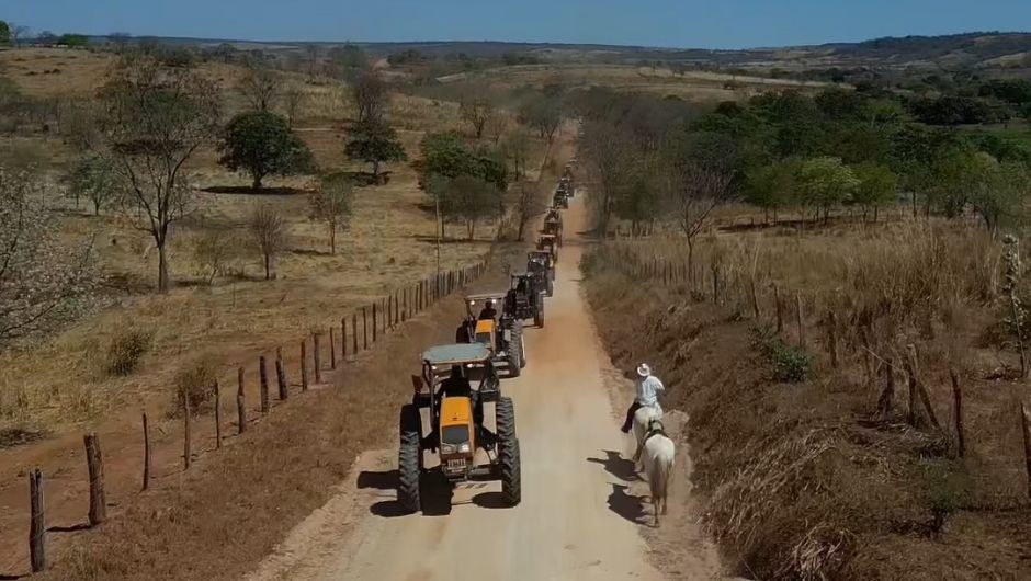 Caravana com 14 tratores percorre estradas do Oeste da Bahia durante expedição entre Correntina e Bom Jesus da Lapa.