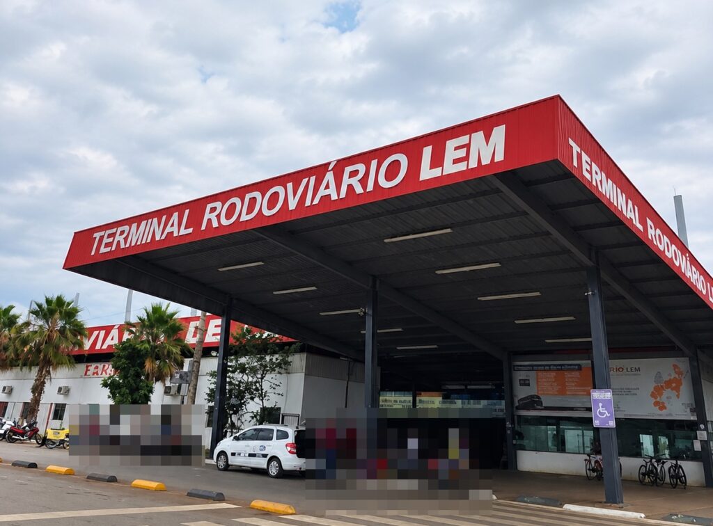 Homem de 52 anos é preso pelo 27º BPM na rodoviária de Luís Eduardo Magalhães após consulta confirmar mandado de prisão preventiva em aberto.