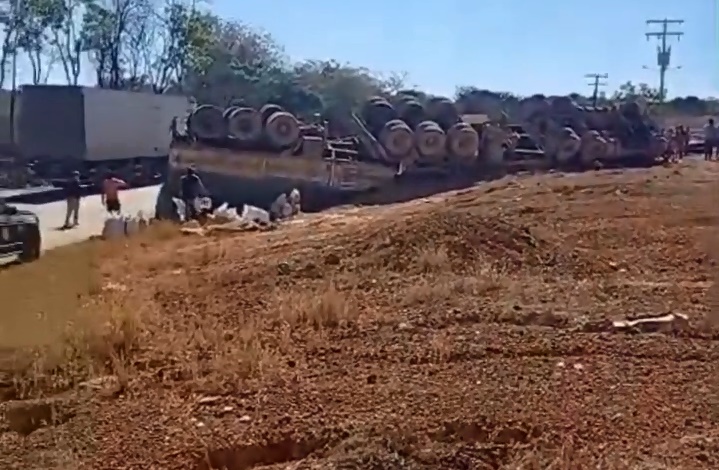 Acidente entre carreta e trator deixa homem morto na BR-242, em Cristópolis, no oeste da Bahia.