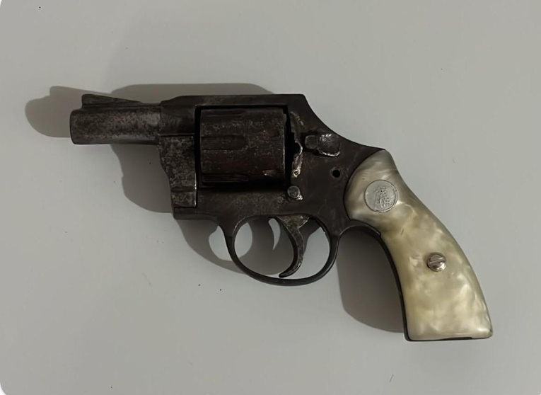 Revólver calibre 32 apreendido por policiais do 27º BPM após homem fugir para uma área de mata em São Desidério, no oeste da Bahia.