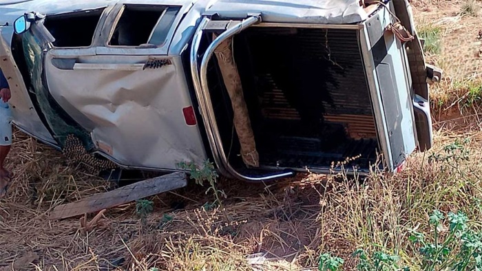 Caminhonete envolvida em acidente com capotamento em estrada da zona rural de Riachão das Neves, no Oeste da Bahia.