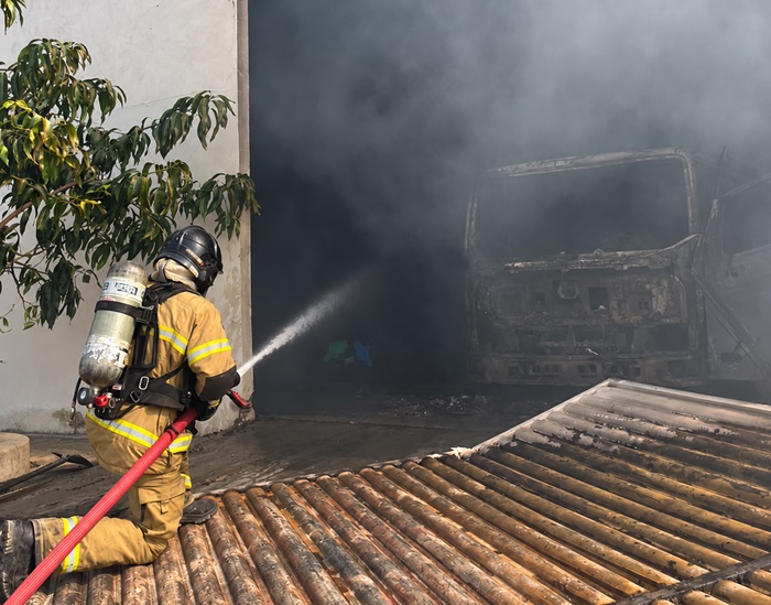 Incêndio em galpão de brinquedos no bairro Morada da Lua de Cima, em Barreiras.