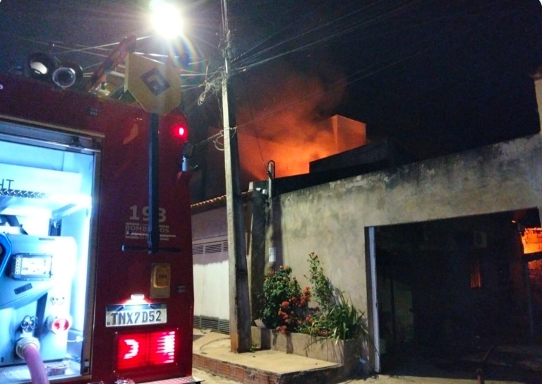 Bombeiros militares atuam no combate a incêndio em uma residência no bairro Vila Rica, em Barreiras, no oeste da Bahia.