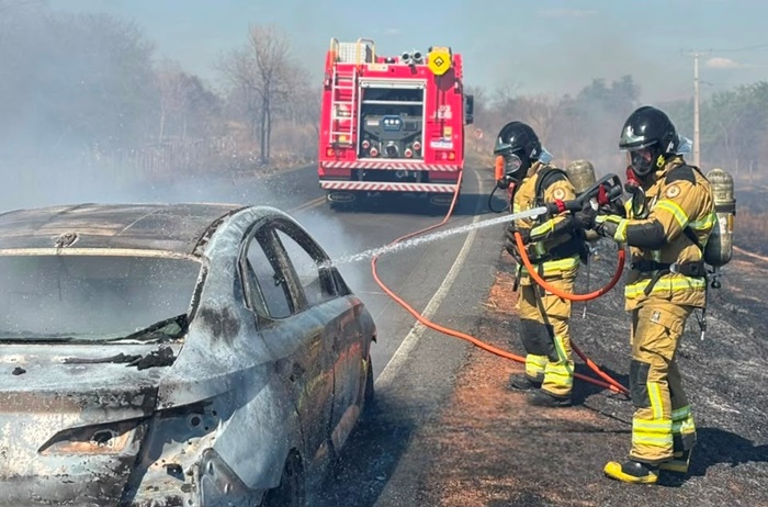 Bombeiros militares combatem incêndio em veículo na BA-161, na zona rural de Sítio do Mato, no Oeste da Bahia.