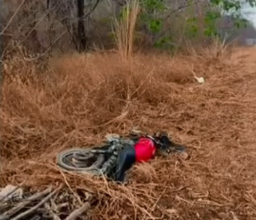 Motocicleta envolvida em acidente com caminhão na BA-172, na região de São Félix do Coribe, no oeste da Bahia.