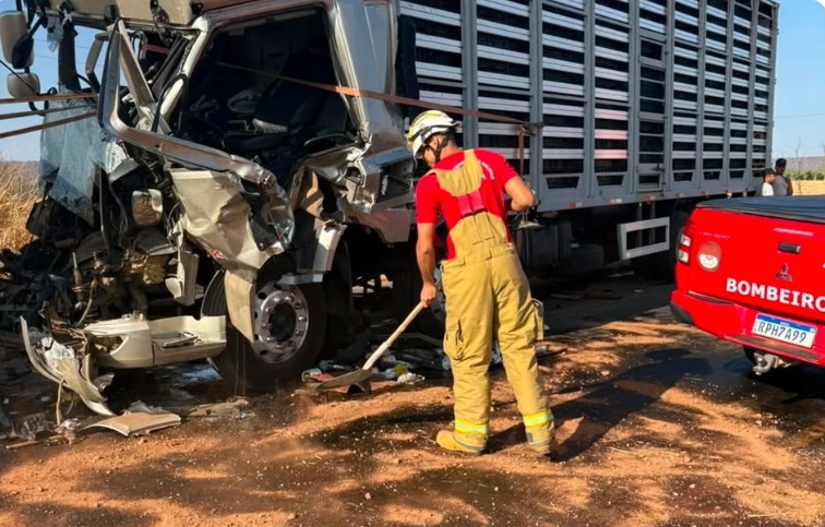 Bombeiros militares trabalham no resgate de motorista preso às ferragens após acidente entre dois caminhões na BA-172, em Coribe.