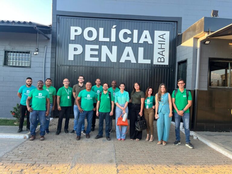 Equipe da Defensoria Pública da Bahia durante mutirão de atendimento jurídico no Conjunto Penal de Barreiras, no Oeste da Bahia.