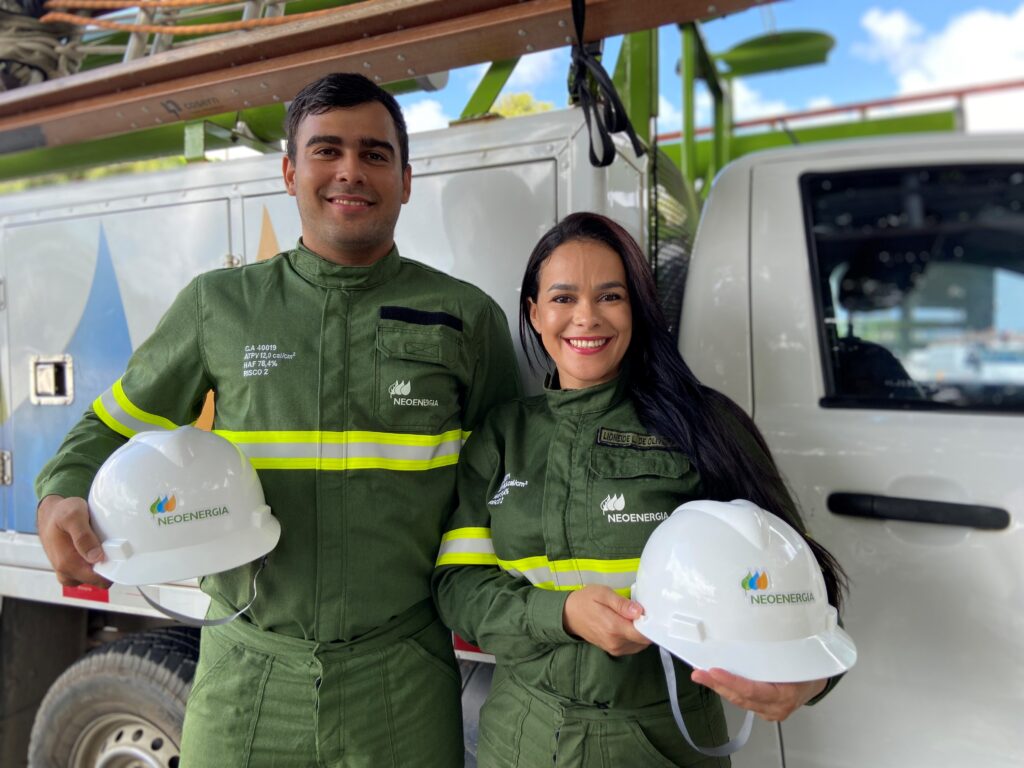 Profissional eletricista trabalhando em rede de distribuição de energia elétrica em Barreiras, no oeste da Bahia.