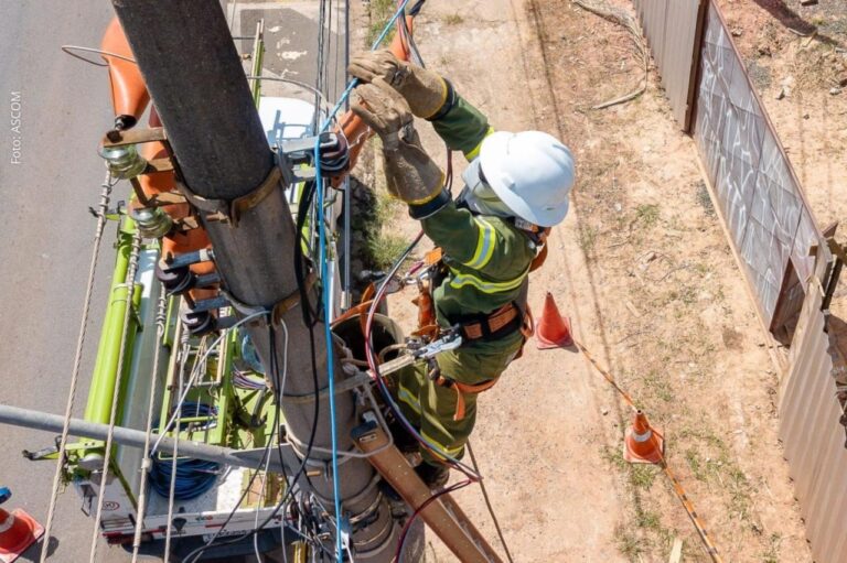 Equipes da Neoenergia Coelba realizam operação para retirar cabos de internet e telefonia instalados irregularmente em postes.
