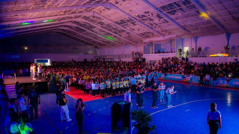 Cerimônia de abertura da OILEM 2026 reúne estudantes no Ginásio José Queiroz Barreto Neto, em Luís Eduardo Magalhães.
