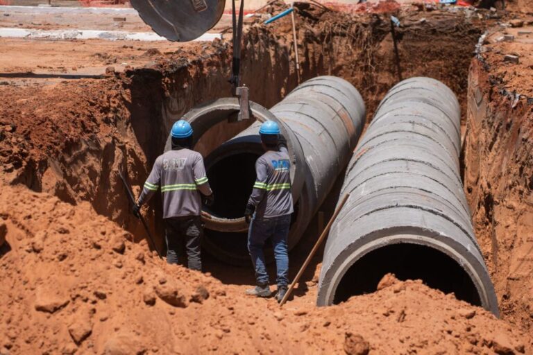 Obra de implantação de canal de drenagem de águas pluviais na região da Praça dos Três Poderes, em Luís Eduardo Magalhães.