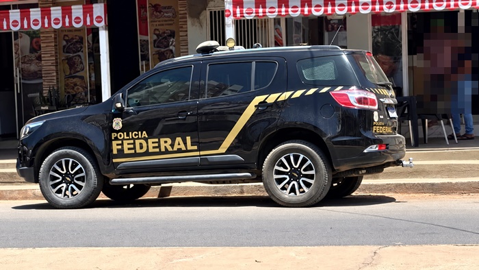 Polícia Federal durante operação que resultou na prisão de suspeito em Luís Eduardo Magalhães, no Oeste da Bahia.