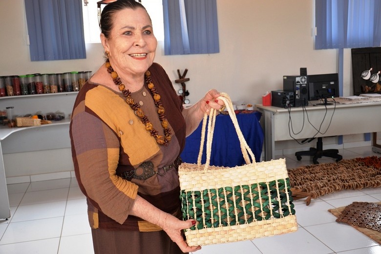 Participantes do Projeto Travessia produzem peças artesanais com materiais naturais do Cerrado em Barreiras.
