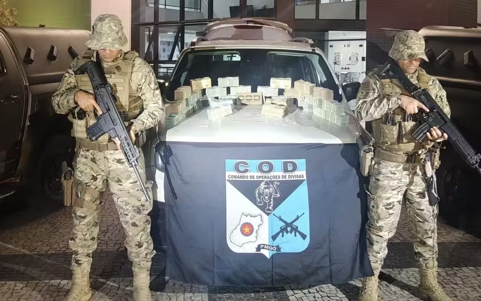 Policiais do COD encontram cerca de R$ 1 milhão em dinheiro dentro de caixas no porta-malas de um carro na GO-020, em Goiás.