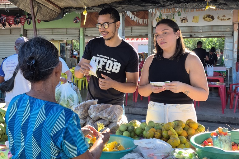 Estudantes e professores da UFOB realizam ações de saúde para feirantes e frequentadores da Feira Livre da Vila Rica, em Barreiras.
